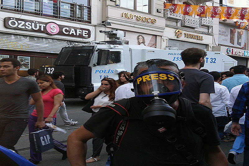 Eylem, polis müdahalesi, Galatasaray; Özsüt Cafe