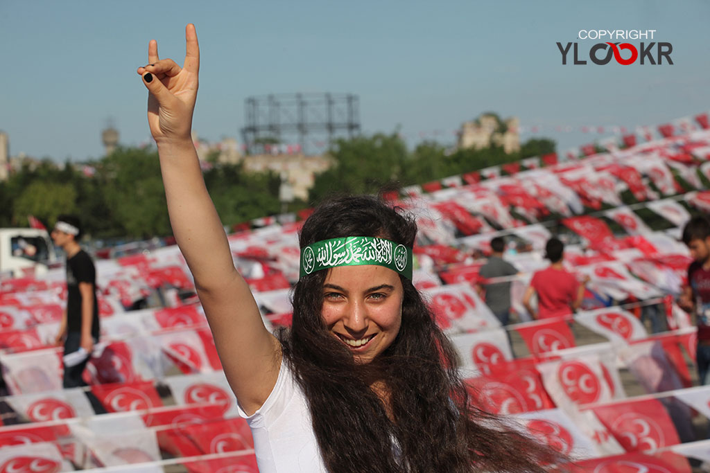 MHP İstanbul Mitingi; Asena; ülkücü genç kız, ülkücü işareti