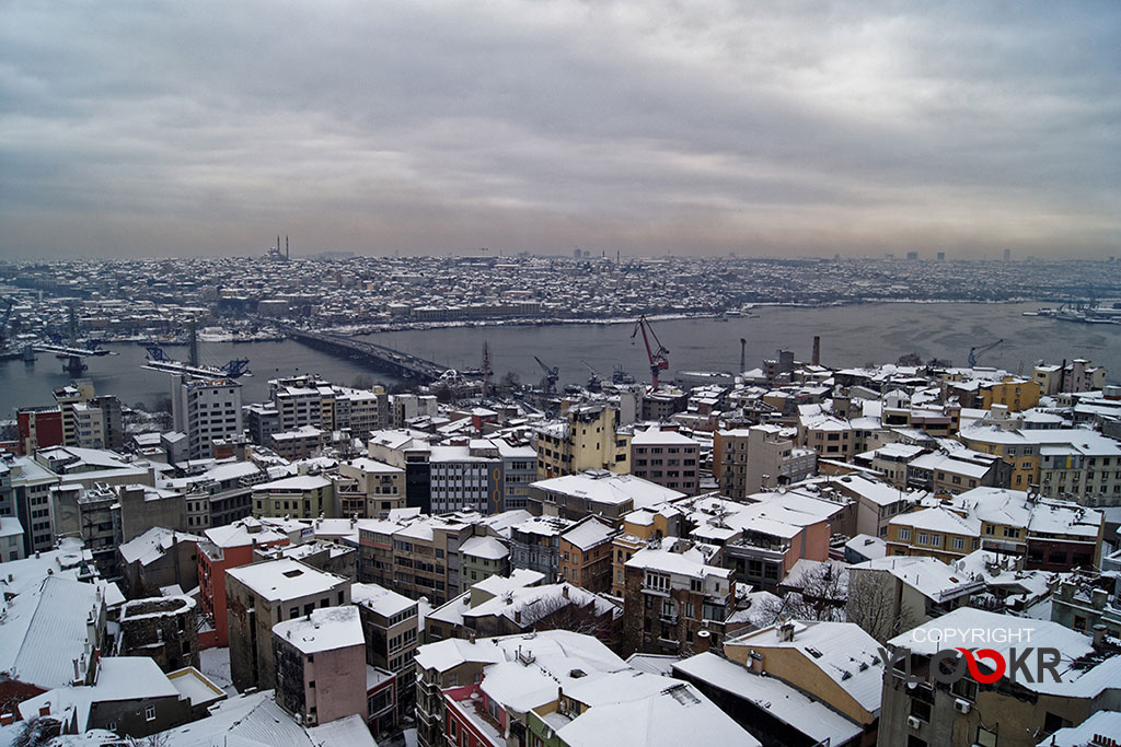 İstanbul kar manzarası; İstanbul kar yağışı; Eminönü; Galata Köprüsü; Galata Kulesi