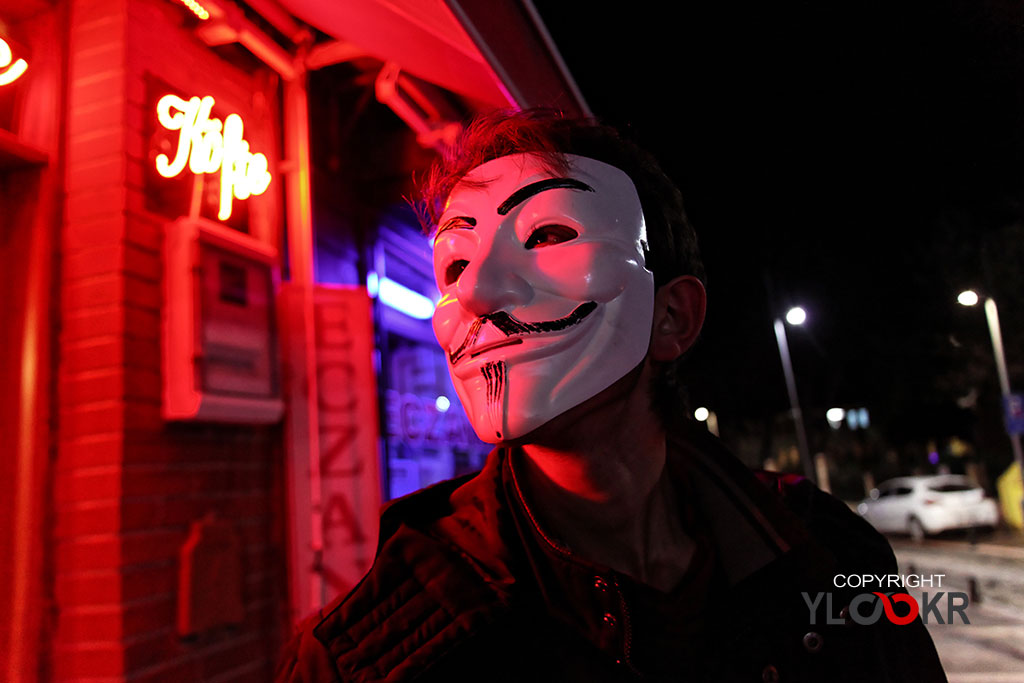 Sokak Fotoğrafı; Sokak Fotoğrafçılığı; Anonymous; Anonymous maske