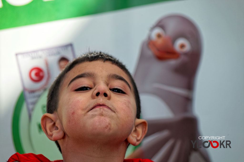 street photography, sokak fotoğrafçılığı; Çocuk; Otobüs Durağı