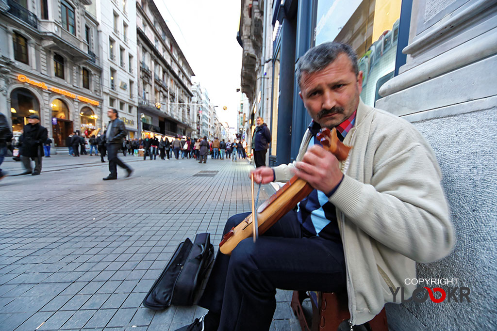 street photography, sokak fotoğrafçılığı; Kemençe; Sokak Müzisyeni; İstiklal Caddesi; Kemençe; Kemençeci