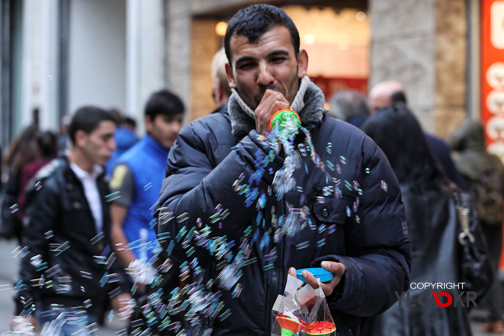 Sokak Fotoğrafı; Sokak Fotoğrafçılığı; İstiklal Caddesi; Seyyar Satıcı; Baloncu; Köpük Balon