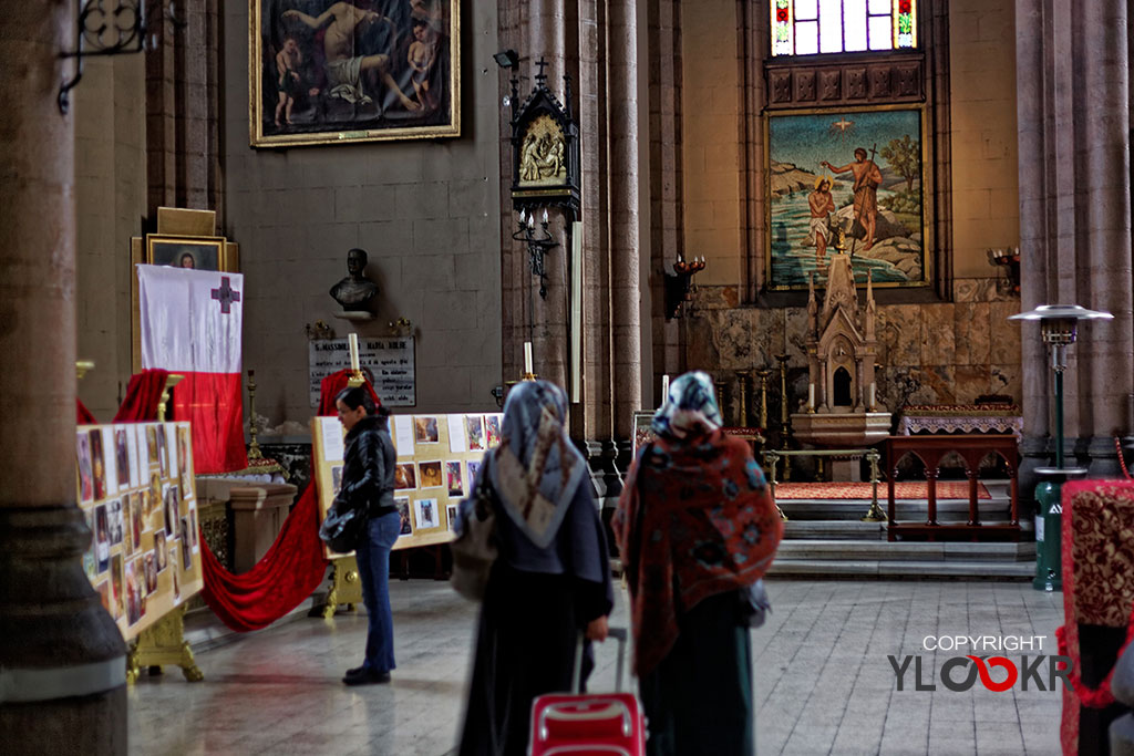 Sokak Fotoğrafı; Sokak Fotoğrafçılığı; Sent Antuan Kilisesi; türbanlı, başörtülü 1