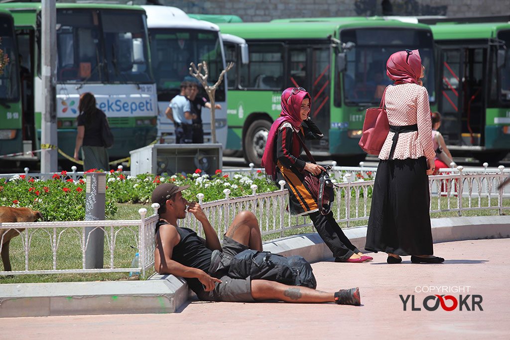 street photography, sokak fotoğrafçılığı; Burnunu karıştıran dama; Turist; Türbanlı; başörtülü