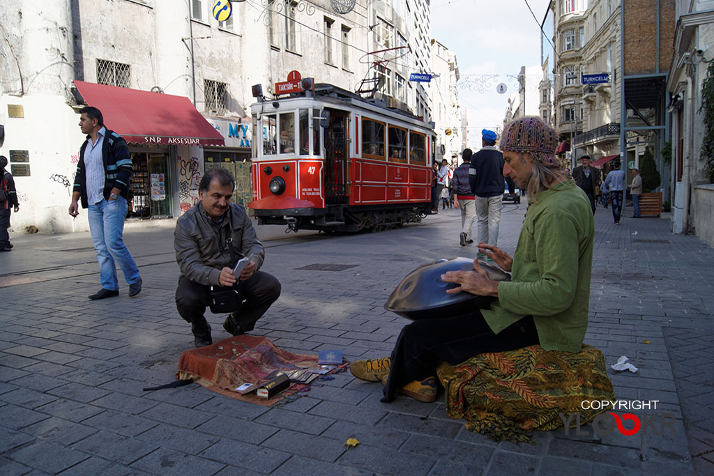 Sokak Fotoğrafçılığı; sokak sanatçısı; sokak müzisyeni; İstiklal Caddesi; tramvay; Nostaljik Tramvay 2